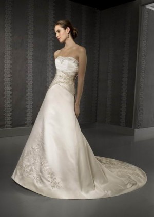 Constanza Villarreal Anuncios gratis para novios en &Ntilde;u&ntilde;oa |  Vendo o arriendo vestido de novia hermoso strapless, Con lindos detalles en espalda y bordado en piedrer&iacute;a