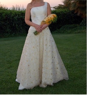 Carla Lazo Anuncios gratis para novios en Providencia |  VESTIDO DE NOVIA DISENADORA IRENE SCHUMANN, Corset drapeado con algunas piedras y faldon con bordados dorados