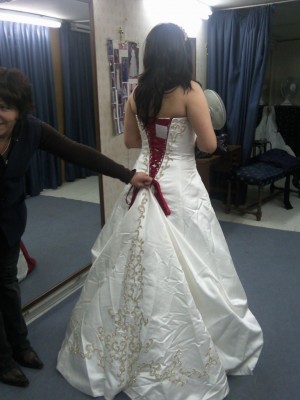 ISIS ARAYA Anuncios gratis para novios en Pe&ntilde;alol&eacute;n |  VENDO HERMOSO Y ORIGINAL VESTIDO IMPORTADO, COLOR ES BLANCO CON ROJO
