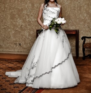 Ingrid Anuncios gratis para novios en Vitacura |  Vendo vestido de novia, a&ntilde;o 2009, impecable!, Talla 38, cola para la entrada a la iglesia, adaptable strapless, bello!