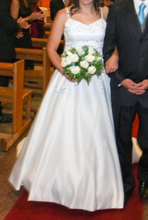 Claudia Bazaes Anuncios gratis para novios en Providencia |  Vendo hermoso vestido de novia con adornos turquezas, $90.000 (santiago)
