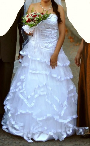 Alicia Anuncios gratis para novios en Puente Alto |  se vende vestido de novia , hermoso vestido original color blanco, talla 38-40 ajustable Via-Novia  