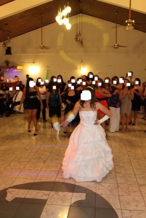 Carla Carrasco  Anuncios gratis para novios en La Granja |  Hermoso vestido oportunidad unica $150.000, incluye, velo, guantes y zapatos