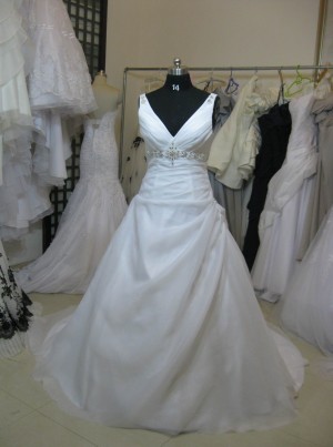 Fernanda Rozas Anuncios gratis para novios en Las Condes |  Elegante Vestido Novia, Imperdible: 300.000, Un solo uso. Aplique de pedrer&iacute;a