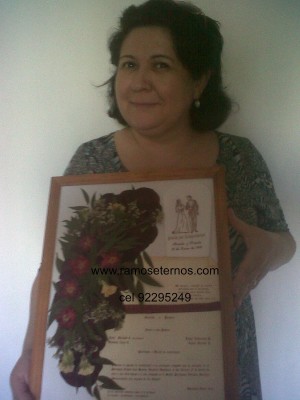  Anuncios gratis para novios en Las Condes |  Ramos de Novia en un cuadro recuerdo de tu matrimonio, Cristina Diaz, en su taller http://www.ramoseternos.com