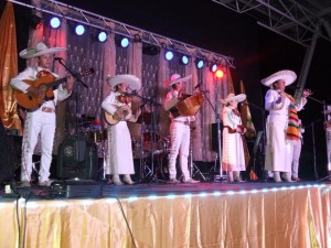 Vivian Anuncios gratis para novios en Maip&uacute; |  Hermoso regalo a los novios mariachi luz de luna, Mariachi en chile mariachis en santiago serenatas presentaciones 