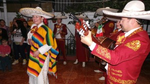 Roberto Anuncios gratis para novios en Maip&uacute; |  Mariachi luz de luna te acompa&ntilde;a con un hermoso regalo , Serenata cumplea&ntilde;os aniversarios matrimonios