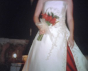 Claudia N Anuncios gratis para novios en Vitacura |  VENDO VESTIDO DE NOVIA UN USO PRECIOSO APLICACIONES ROJO ITALIANO, REGION METROPOLITANA TALLLA AJUSTABLE POR CORSET EN LA ESPALDA