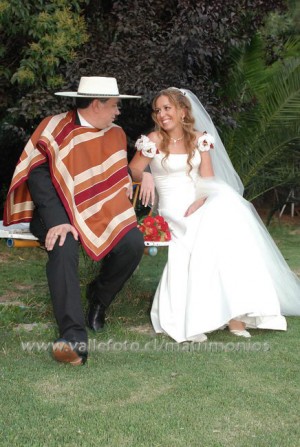 Claudia Astorga Anuncios gratis para novios en Las Condes |  Vendo Vestido de Novia dise&ntilde;adora Marisa Mascare&ntilde;o talla 40-42 $280.000, tela importada, aplicaci&oacute;n de flores y espalda abierta con tramado en cinta