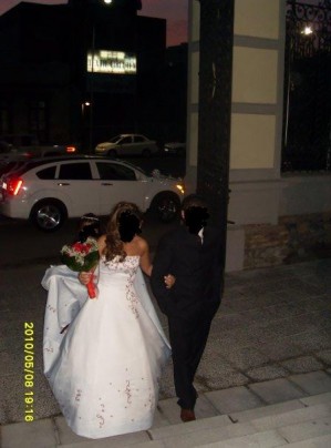 Karen Anuncios gratis para novios en Puangue Alto |  arriendo o vendo vestido de novia blanco con bordados en color rojo., casa blanca